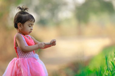 Parkta oynayan Hintli çocuk