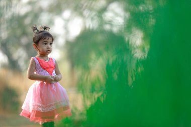 Parkta oynayan Hintli çocuk