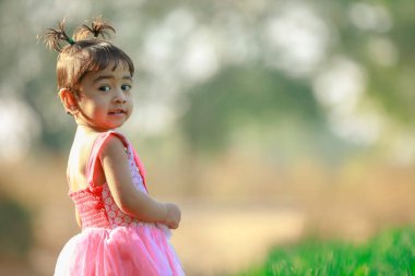 Parkta oynayan Hintli çocuk