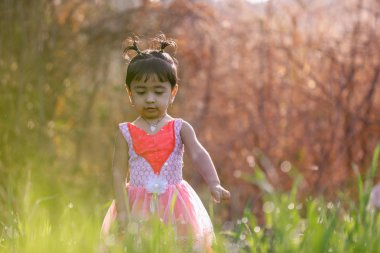 Parkta oynayan Hintli çocuk