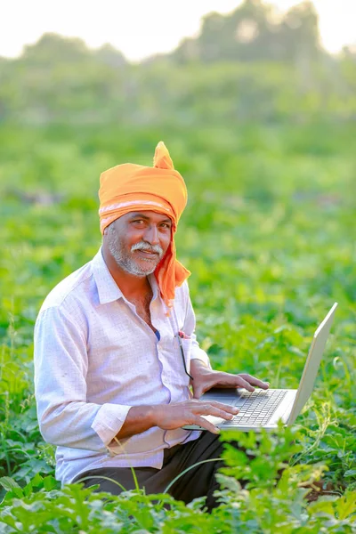 Indian Rural Farmer Using Laptop — Stock Photo, Image