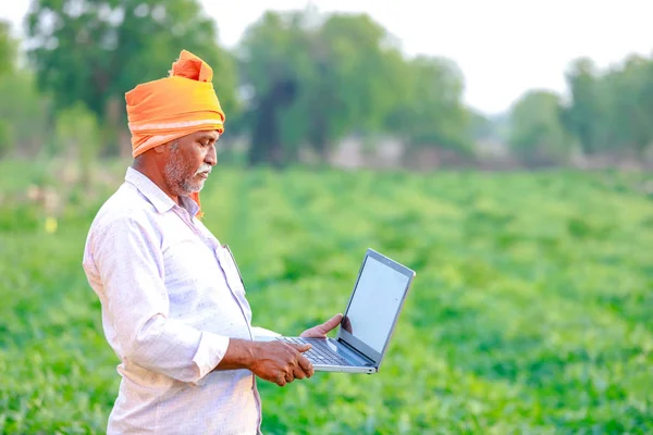 Indian Rural Farmer Using Laptop — Stockfoto