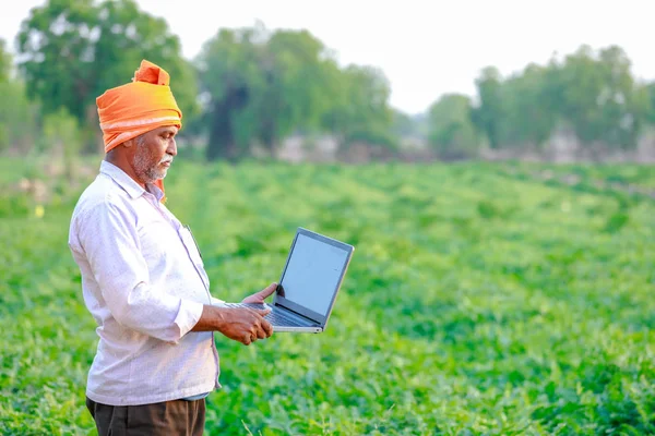 Indian Rural Farmer Using Laptop — Stockfoto