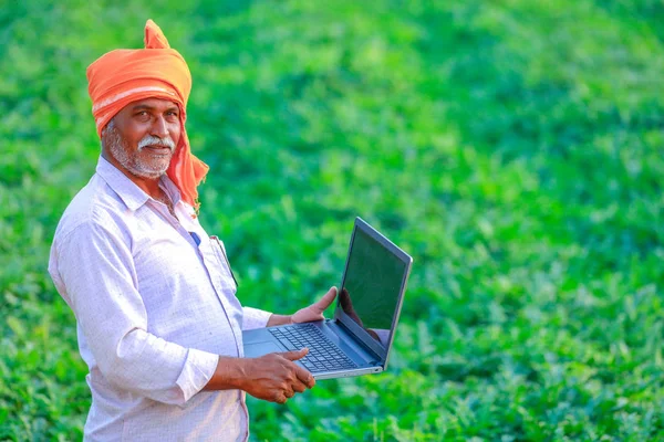 Indian Rural Farmer Using Laptop — Stockfoto