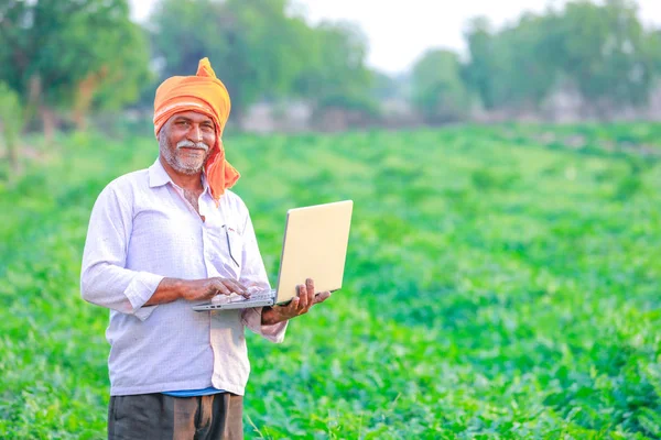 Indian Rural Farmer Using Laptop — Stock Photo, Image