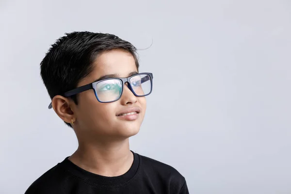 Copil Indian Care Poartă Ochelari Uită Serios — Fotografie, imagine de stoc
