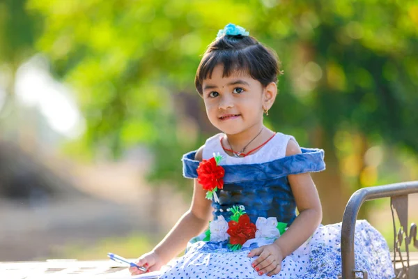 Indian Child Girl Playing Park — ストック写真