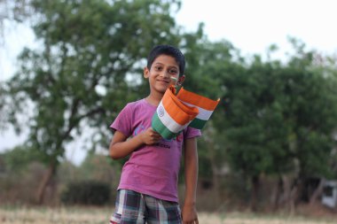 Çocuk elinde Hindistan bayrağı