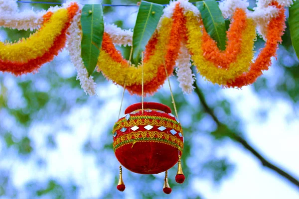 シュリ クリシュナ卿の誕生日であるインドのゴクラシュタミ祭でのダイハンディの写真 — ストック写真