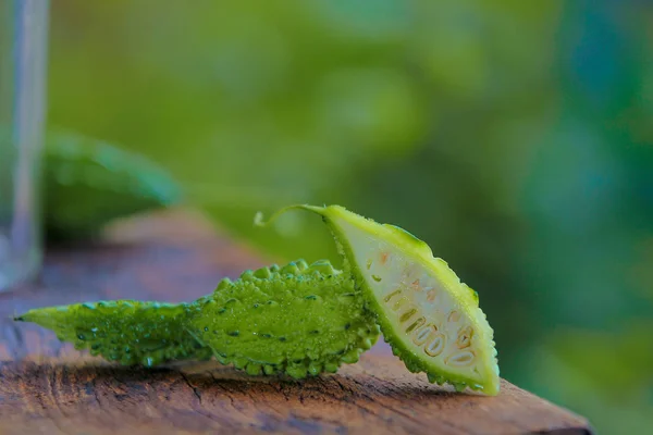 Grüne Bittermelone Auf Hölzernem Hintergrund — Stockfoto