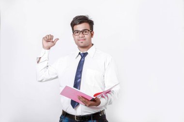 Beyaz arka plan üzerinde belge dosyası tutan genç Hintli adam