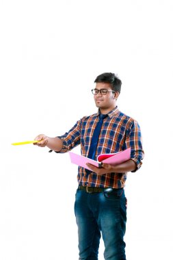 Beyaz arka plan üzerinde belge dosyası tutan genç Hintli adam