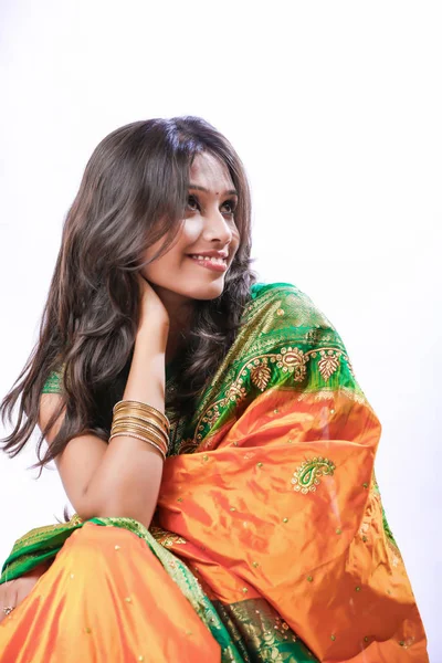 Jovem Bonita Tradicional Indiana Mulher Feliz Tradicional Saree — Fotografia de Stock