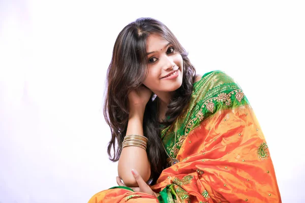 Glad Ung Vacker Traditionell Indisk Kvinna Traditionella Saree — Stockfoto