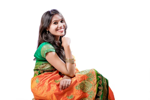 伝統的なサリーの幸せな若い美しい伝統的なインド女性 — ストック写真