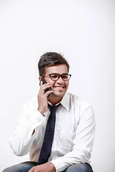 Young Indian Handsome Emplyee Cellphone — Φωτογραφία Αρχείου
