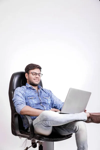 Young Indian Man Laptop — Φωτογραφία Αρχείου