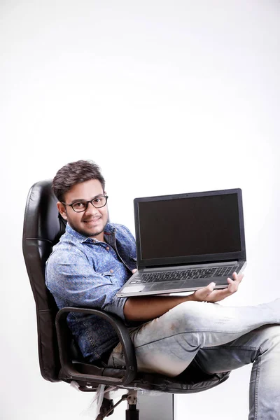 Young Indian Man Laptop — Φωτογραφία Αρχείου