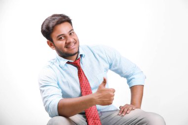 Genç Hintli adam ayakta beyaz arka plan üzerinde izole.