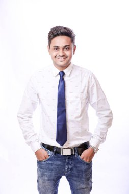 Genç Hintli adam ayakta beyaz arka plan üzerinde izole.