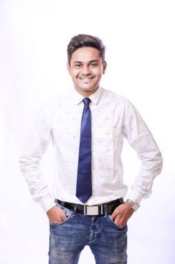 Genç Hintli adam ayakta beyaz arka plan üzerinde izole.