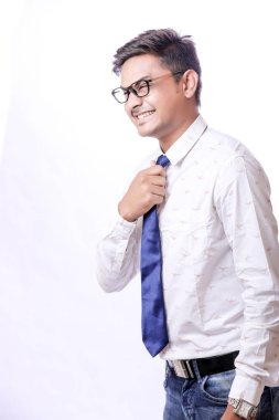 Genç Hintli adam ayakta beyaz arka plan üzerinde izole.