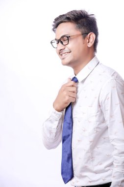 Genç Hintli adam ayakta beyaz arka plan üzerinde izole.