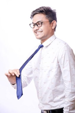 Genç Hintli adam ayakta beyaz arka plan üzerinde izole.