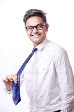 Genç Hintli adam ayakta beyaz arka plan üzerinde izole.