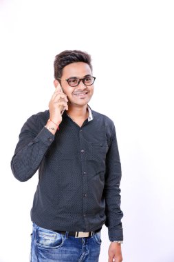 Telefon kullanan genç Hintli adam 