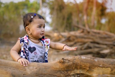 Hint küçük kız çocuk oynuyor 