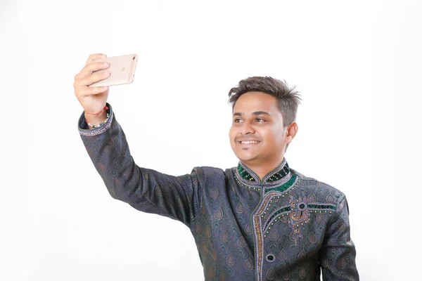 Jeune Homme Indien Prenant Selfie Avec Téléphone Portable — Photo