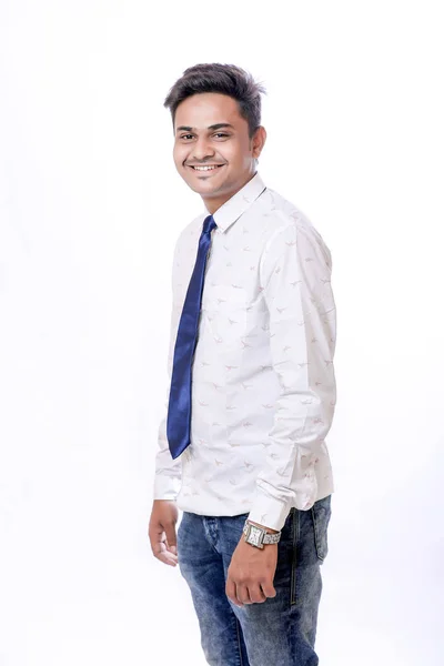 Молодий Індійський Чоловік Стоїть Ізольовано Білому Тлі — стокове фото