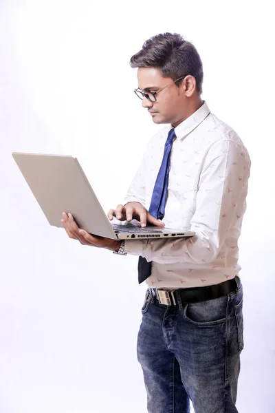 Hombre Joven Trabajando Ordenador Portátil — Foto de Stock