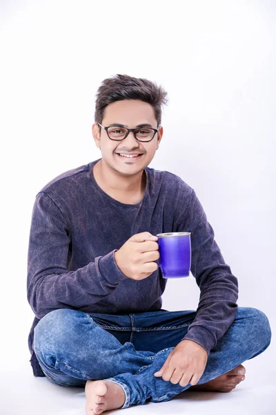 Jovem Indiano Segurando Taça Mão — Fotografia de Stock