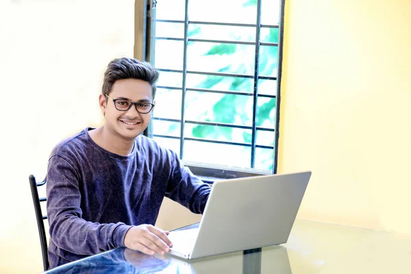 Young Indian Man Laptop — Φωτογραφία Αρχείου