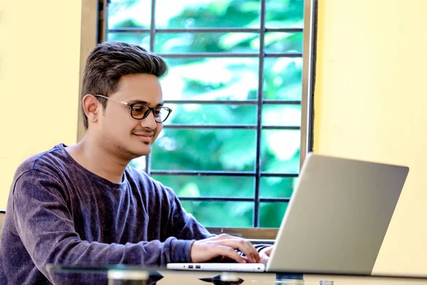 Young Indian Man Laptop — 스톡 사진