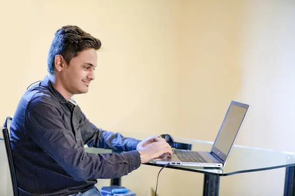 노트북으로 일하는 젊은이 — 스톡 사진
