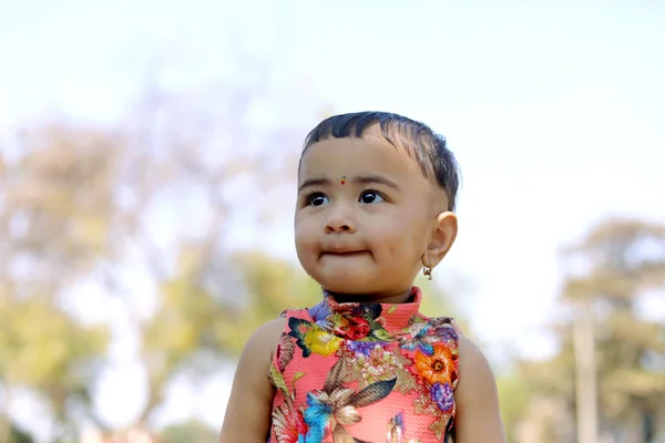 インドの小さな女の子の遊び — ストック写真
