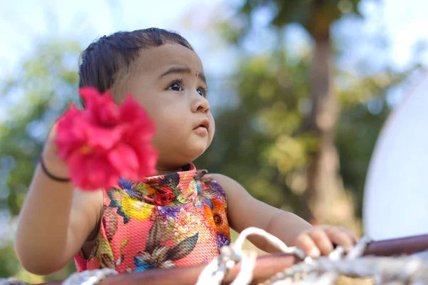 インドの小さな女の子の遊び — ストック写真