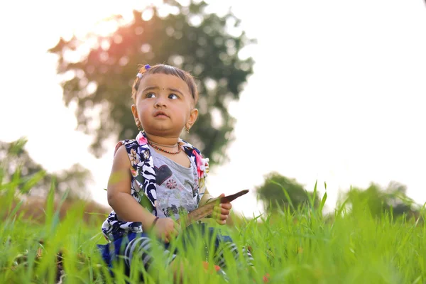 Индийский Маленький Ребенок Девочка Играет — стоковое фото