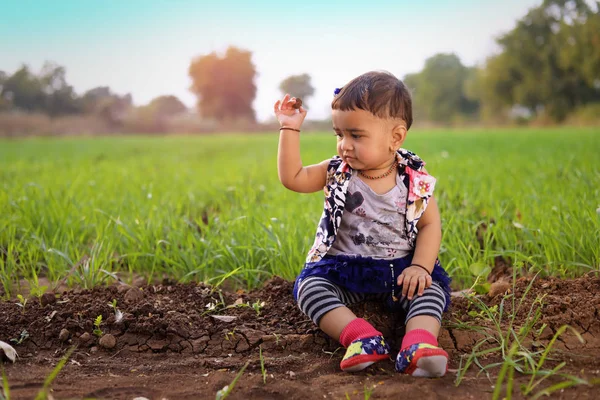 Индийский Маленький Ребенок Девочка Играет — стоковое фото
