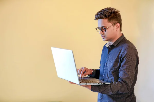 Young Indian Man Laptop Fotos De Stock Sin Royalties Gratis