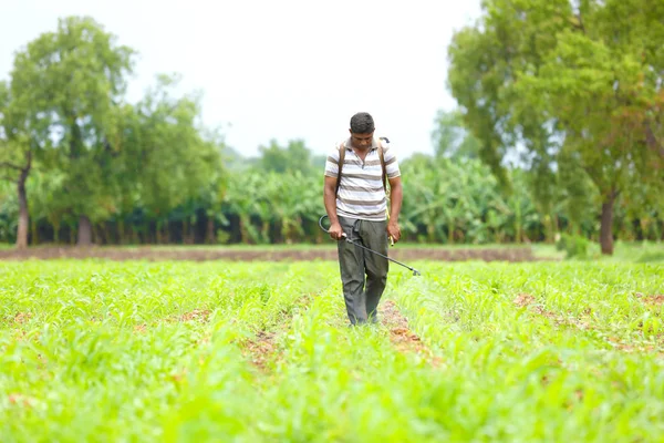 Worker Spraying Field — Stockfoto