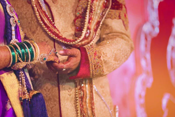 Bride Groom Hands Indian Wedding — стоковое фото