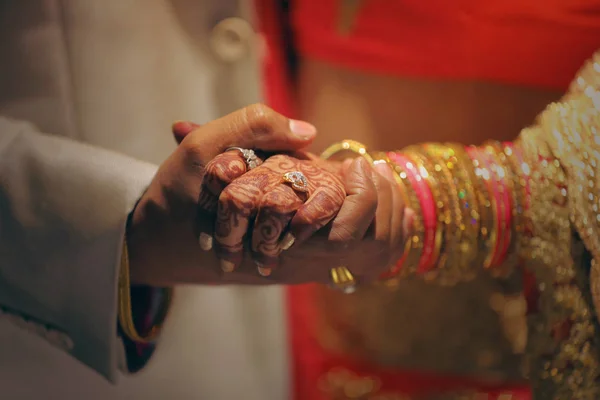 Engagement Rings Bridel Groom Hands — Fotografia de Stock