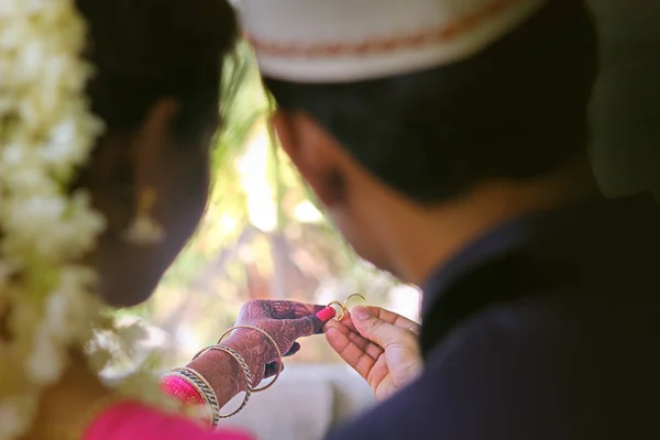 Engagement Rings Bridel Groom Hands — 스톡 사진