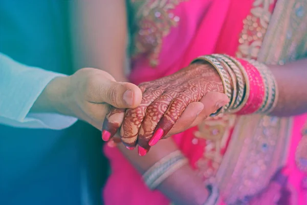 Engagement Rings Bridel Groom Hands — Fotografia de Stock