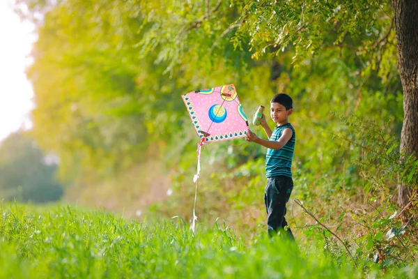 Indian Child Playing Kite — Stockfoto