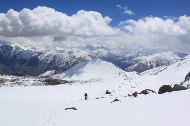 Dağcı Kafkasya dağlarına tırmanıyor.